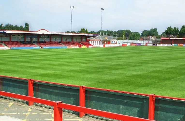 Quang cảnh sân The Lamb Ground Tamworth từ khán đài chính