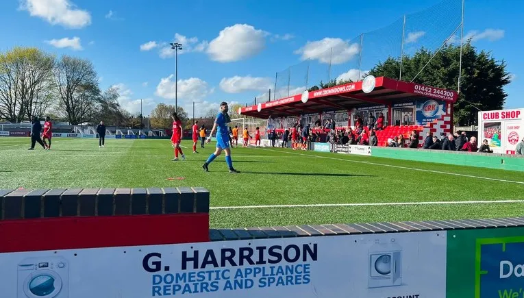 Quang cảnh sân Vauxhall Road trong ngày diễn ra trận đấu của Hemel Hempstead Town FC