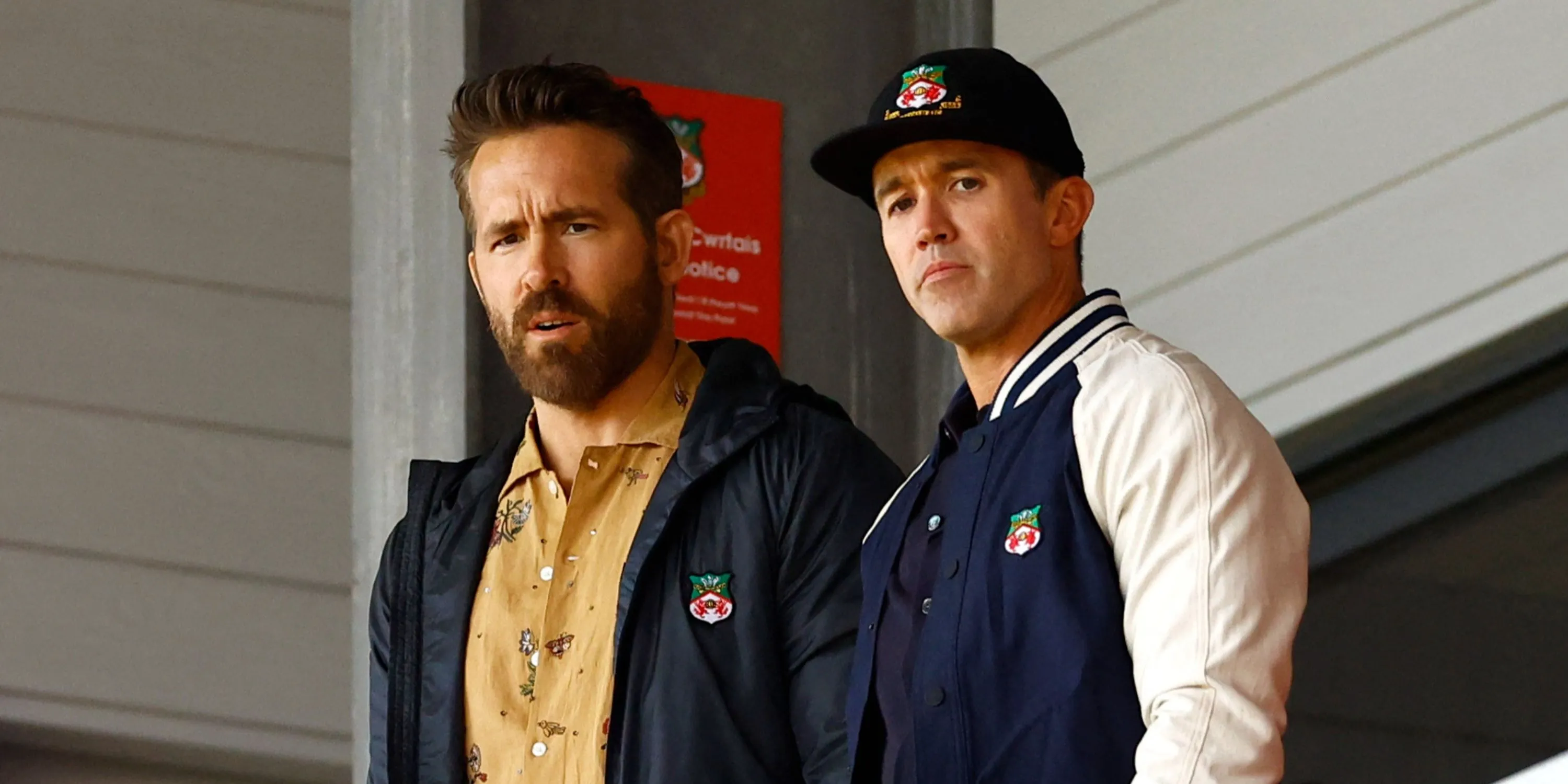 Ryan Reynolds và Rob McElhenney, cặp diễn viên đã đưa Wrexham AFC thăng hạng.