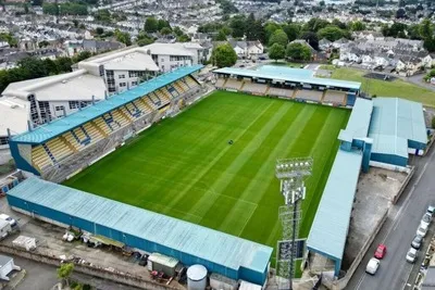 Sân Plainmoor nhìn từ bên ngoài
