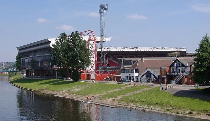 Sân The City Ground nhìn từ bờ sông Trent