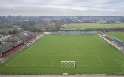 Sân vận động Blackwell Meadows từ trên cao, nhìn rõ cấu trúc và các khu vực sân bóng đá và bóng bầu dục tại Darlington.