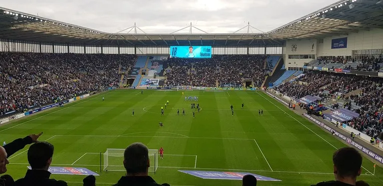 Sân vận động Coventry Building Society Arena trong ngày có trận đấu, với khán giả lấp đầy các khán đài.