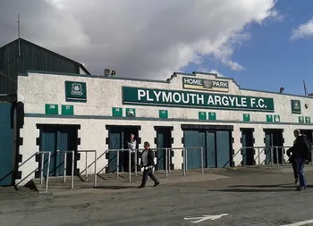 Sân vận động Home Park, sân nhà Plymouth Argyle FC nhìn từ bên ngoài, biểu tượng "Theatre of Greens".