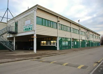 Sân vận động Huish Park với khán đài chính và khu vực sân cỏ
