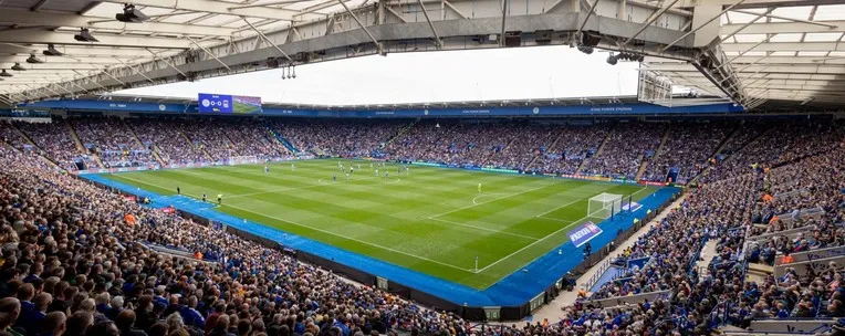 Sân vận động King Power vào ngày diễn ra trận đấu, có xe buýt và đám đông người hâm mộ