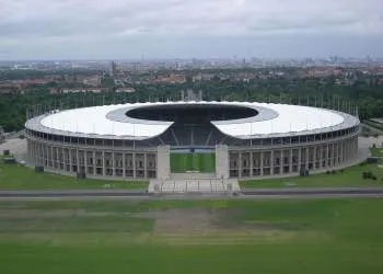 Sân vận động Olympiastadion Berlin nhìn từ trên cao, kiến trúc cổ kính hòa quyện với vẻ hiện đại