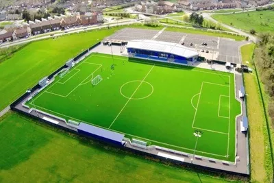 Sân vận động Parkside, sân nhà của Aveley FC, một biểu tượng của bóng đá cấp thấp Anh.