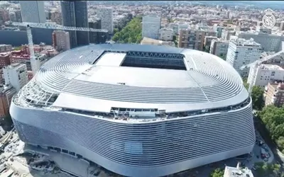 Sân vận động Santiago Bernabéu trong giai đoạn nâng cấp, với kiến trúc hiện đại và thiết kế tương lai