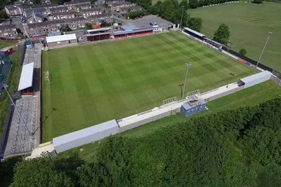 Sân vận động St James Park của Brackley Town FC nhìn từ xa, biểu tượng cho bóng đá cấp thấp Anh