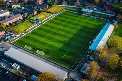 Sân vận động Victory Park của câu lạc bộ Chorley FC với các khán đài chính và mặt sân cỏ.