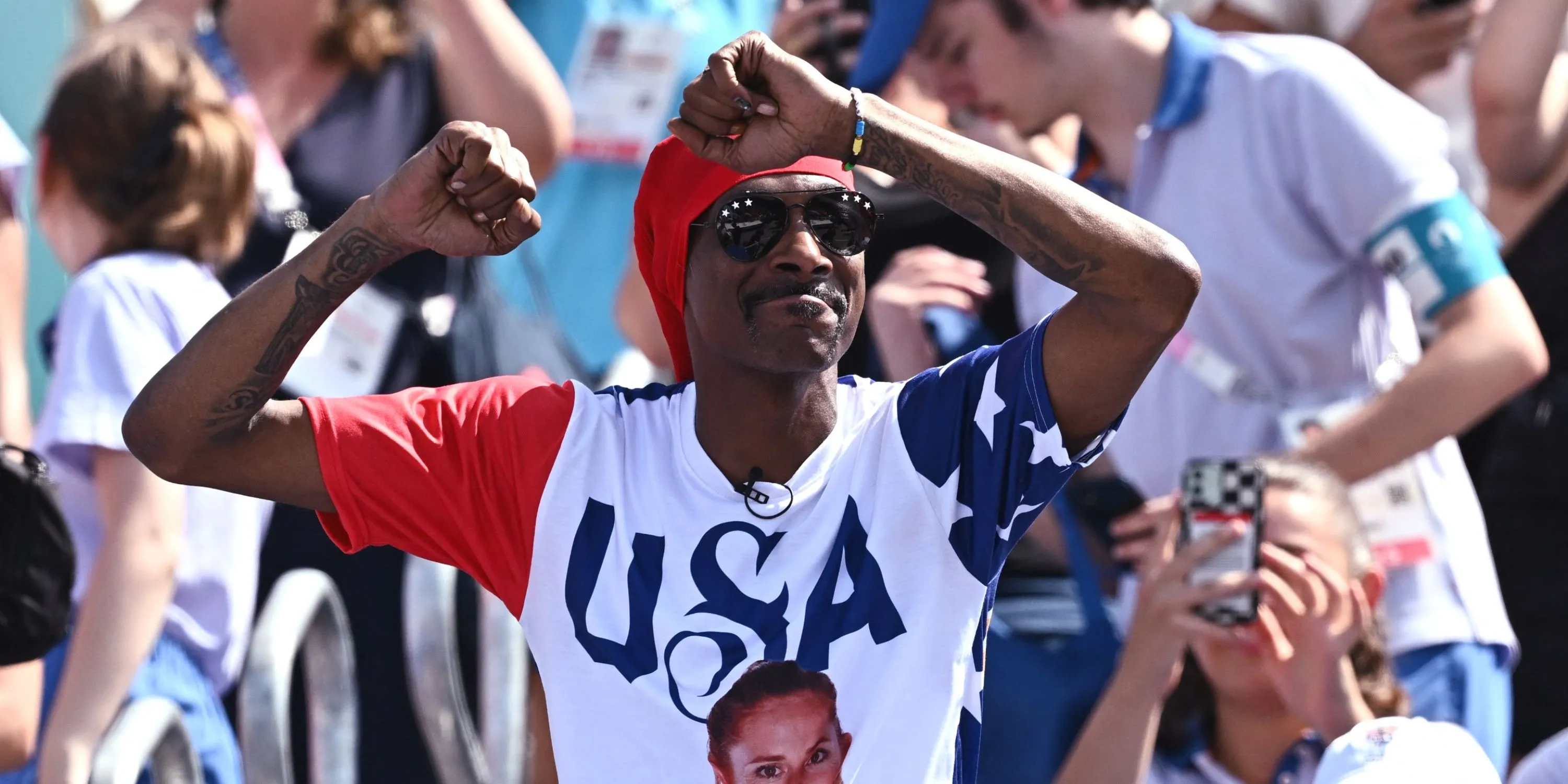 Snoop Dogg trong video ra mắt áo đấu mùa giải mới của Swansea City, đánh dấu vai trò đồng sở hữu.