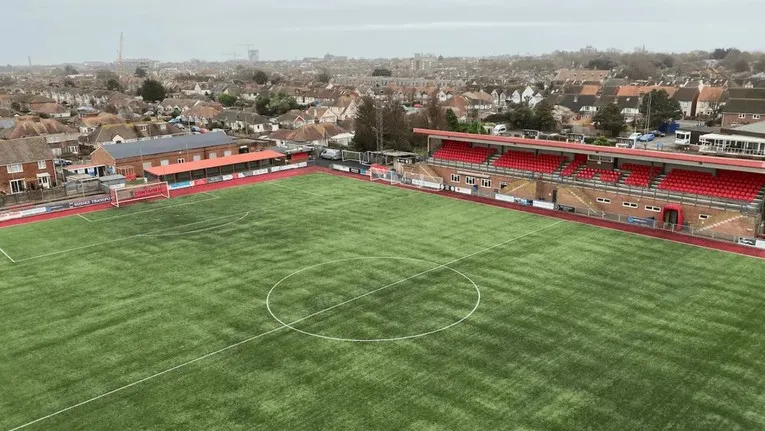 Sơ đồ bố trí chỗ ngồi và khu vực khán đài chính tại sân vận động Woodside Road, Worthing, cung cấp cái nhìn tổng quan về cơ sở vật chất.