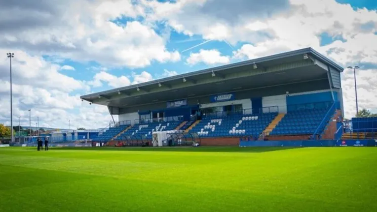 Sơ đồ và kiến trúc khán đài chính của Tameside Stadium, sân nhà của Curzon Ashton FC