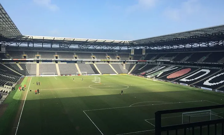 tầm nhìn từ khán đài bên trong Stadium MK, bố trí chỗ ngồi