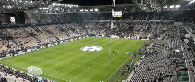Tầm nhìn từ khán đài cao tại Allianz Stadium, bao quát toàn bộ sân cỏ và khán giả