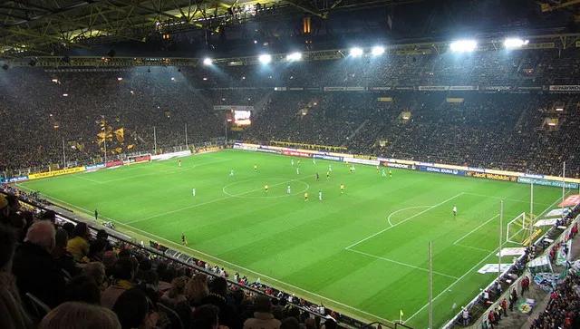 Tầm nhìn từ khu vực khán đài bên trong sân Signal Iduna Park