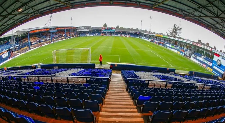 Tầm nhìn từ một khán đài bên trong sân vận động Kenilworth Road