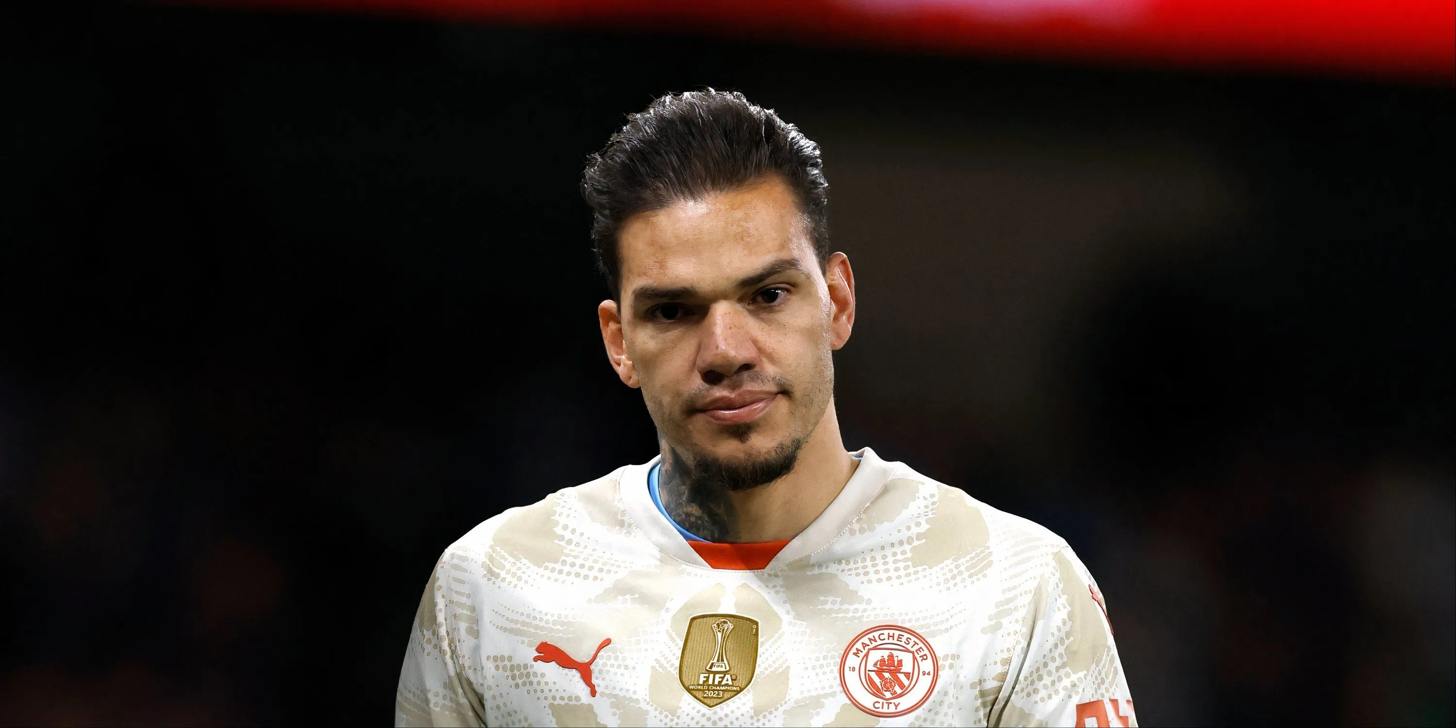 Thủ môn Ederson của Manchester City trong một trận đấu, gương mặt thể hiện sự tập trung cao độ