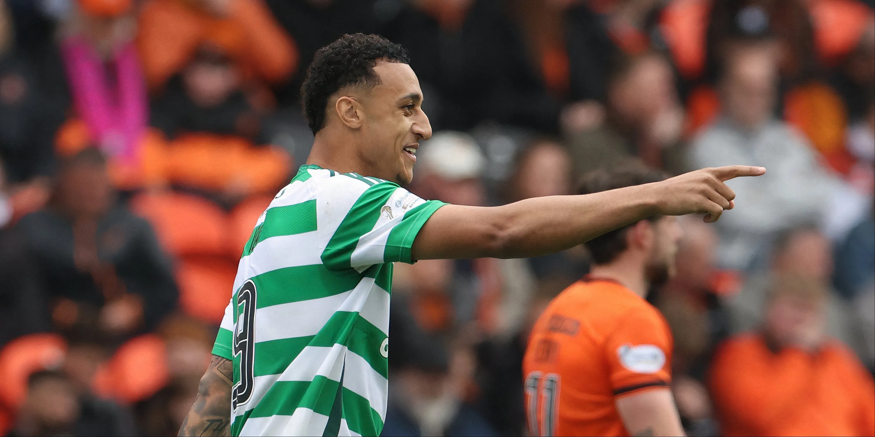Tiền đạo Adam Idah của Celtic đang kiểm soát bóng trên sân