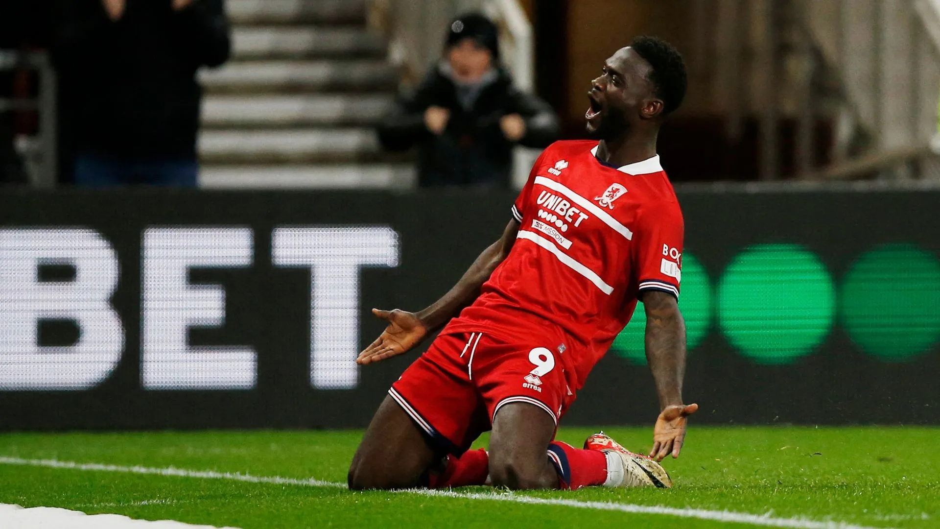 Tiền đạo Emmanuel Latte Lath trong trận đấu, cầu thủ được liên hệ với Ipswich Town