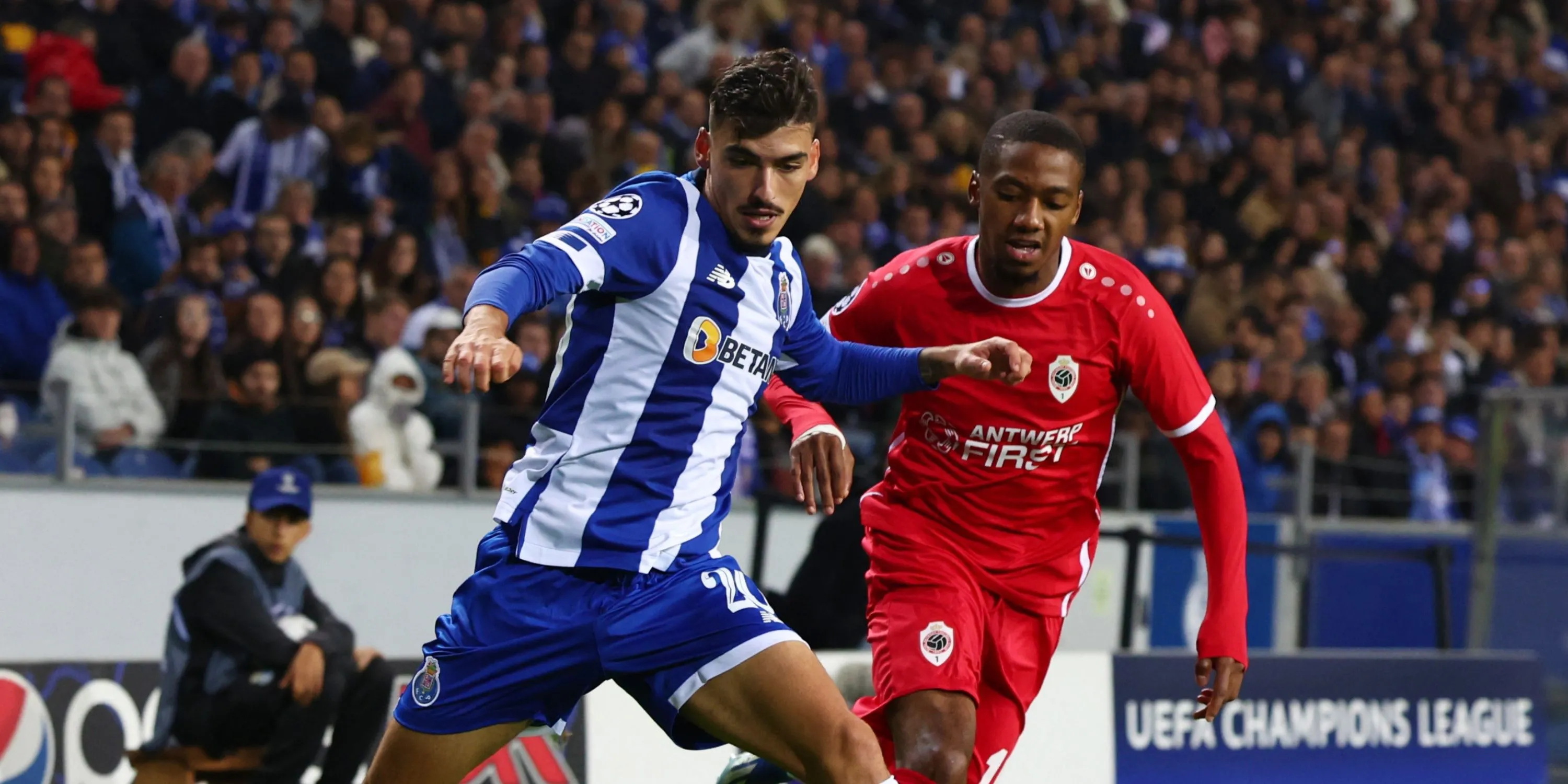 Tiền đạo Michel-Ange Balikwisha trong màu áo Royal Antwerp thi đấu tại Champions League
