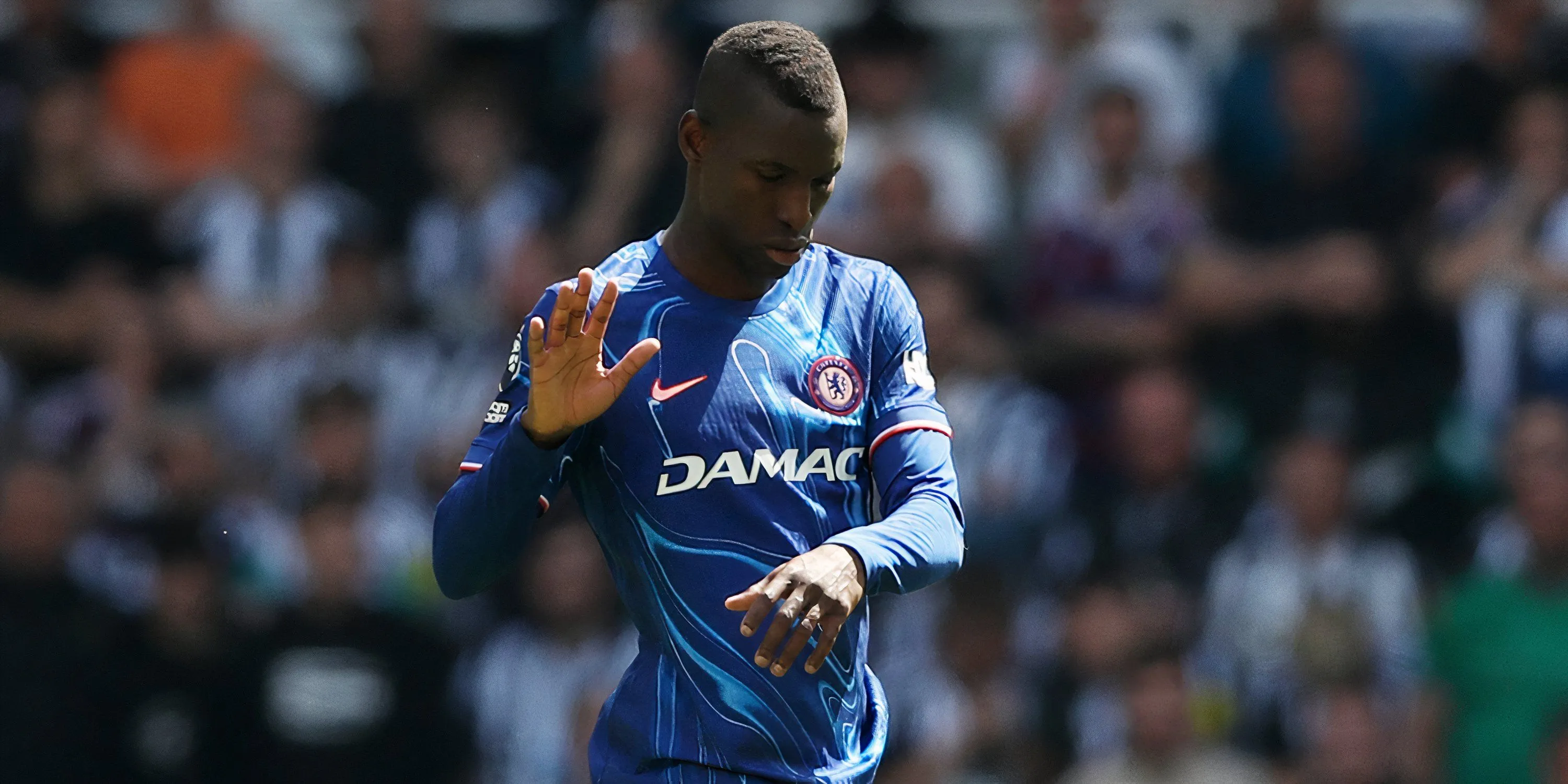 Tiền đạo Nicolas Jackson của Chelsea được liên hệ chuyển nhượng với Manchester United trong nỗ lực tăng cường hàng công.