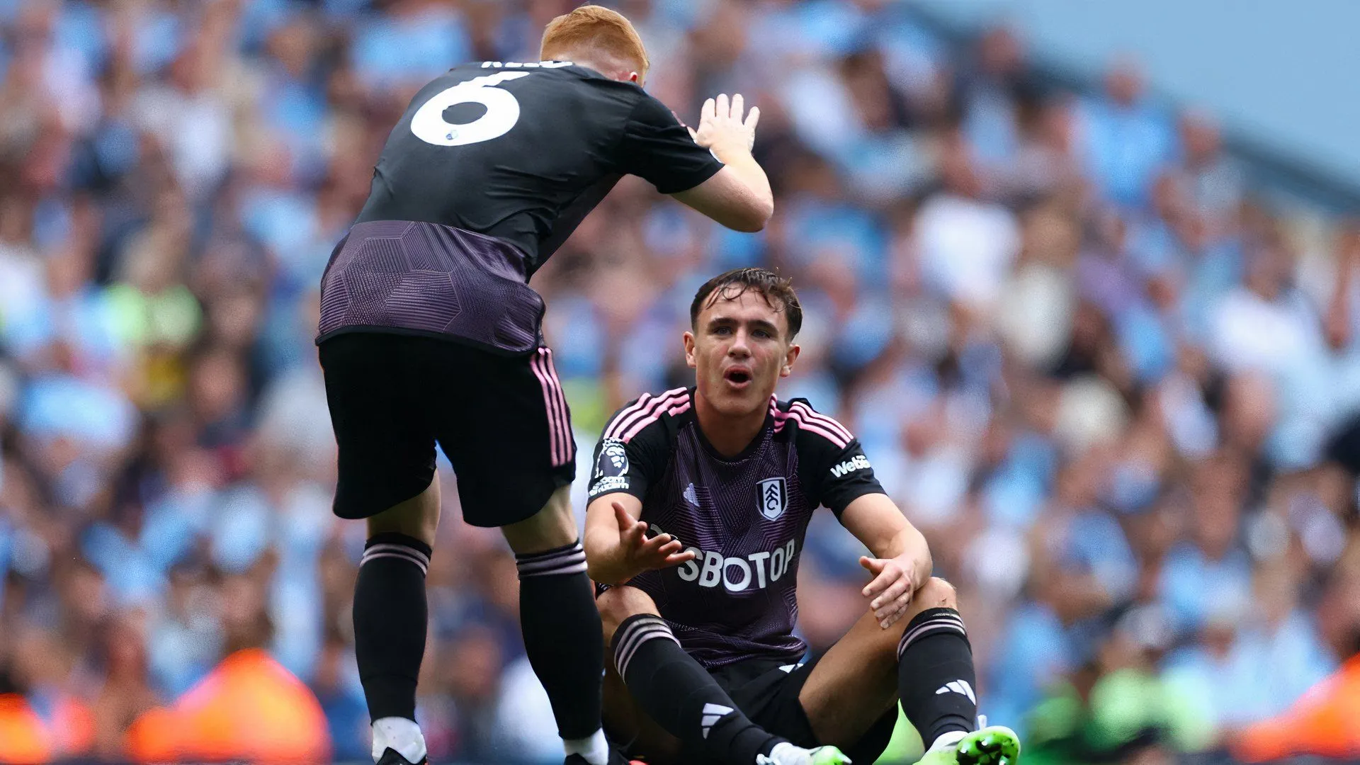 Tiền vệ Luke Harris của Fulham trong trận ra mắt Premier League