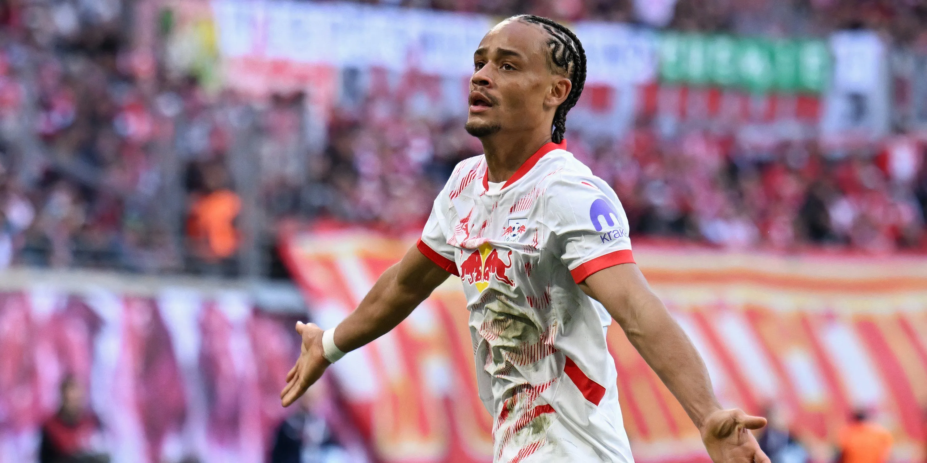 Tiền vệ Xavi Simons của RB Leipzig ăn mừng bàn thắng, biểu tượng của sự sáng tạo hàng công.