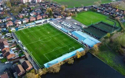 Toàn cảnh bên ngoài sân vận động Neuven Stadium, sân nhà của Radcliffe FC