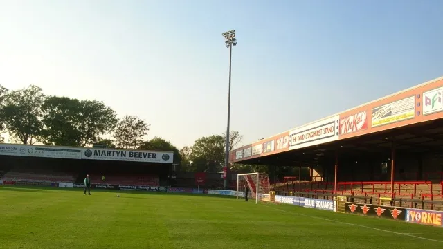 Toàn cảnh bên trong sân Bootham Crescent với các khán đài và mặt cỏ xanh