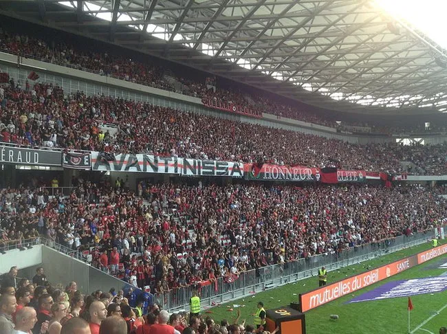 Toàn cảnh các khán đài tại sân Allianz Riviera, thể hiện tầm nhìn rộng và bố cục ghế ngồi