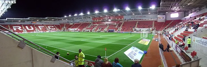 Toàn cảnh các khán đài và sân đấu New York Stadium