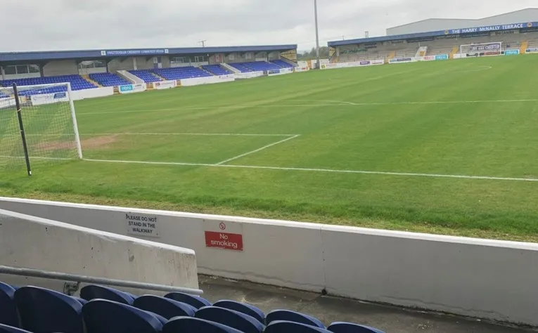 Toàn cảnh khán đài bên trong Sân vận động Deva, sân nhà của Chester FC