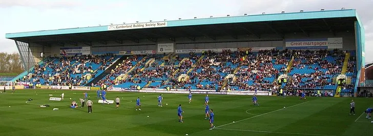Toàn cảnh khán đài Cumberland Building Stand của sân Brunton Park