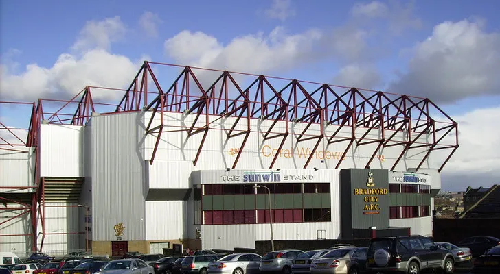 Toàn cảnh khán đài Sunwin tại sân Valley Parade, một trong những khu vực chính của sân nhà Bradford City