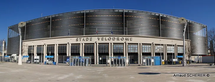Toàn cảnh lối vào chính của sân vận động Stade Velodrome, với kiến trúc hiện đại và rộng lớn.