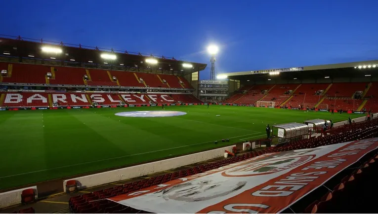 Toàn cảnh mặt sân bóng đá tại Sân vận động Oakwell