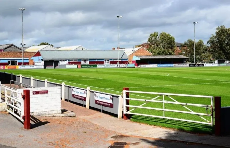 Toàn cảnh mặt sân cỏ và các khán đài tại sân vận động Wordsworth Drive, sân nhà của Taunton Town FC