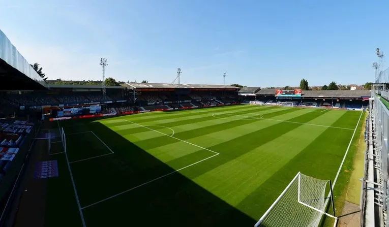 Toàn cảnh mặt sân và khán đài chính của sân vận động Kenilworth Road