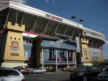 Toàn cảnh mặt tiền sân vận động Boleyn Ground, sân nhà cũ của West Ham United