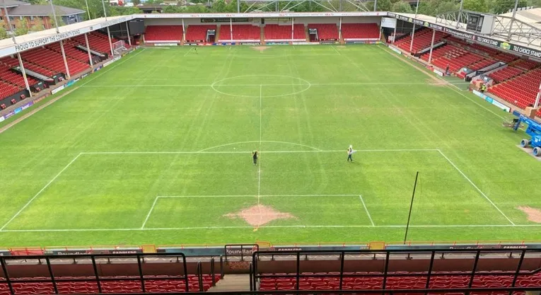 Toàn cảnh sân cỏ tại Bescot Stadium, nơi diễn ra các trận đấu của Walsall FC
