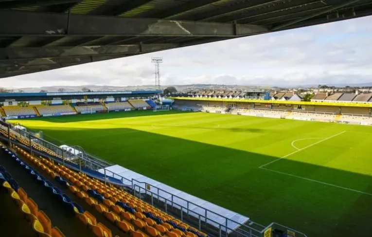 Toàn cảnh sân Plainmoor nhìn từ khán đài