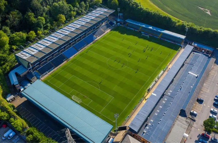 Toàn cảnh sân vận động Adams Park nhìn từ trên cao, showcasing kiến trúc đặc trưng của sân nhà Wycombe Wanderers.
