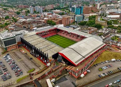 Toàn cảnh sân vận động Bramall Lane nhìn từ trên cao, thể hiện kiến trúc độc đáo và khu vực xung quanh
