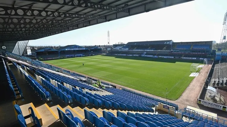 Toàn cảnh sân vận động Brunton Park từ khán đài