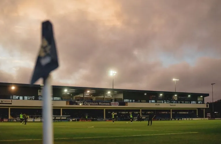 Toàn cảnh sân vận động Damson Park vào buổi tối, ánh đèn chiếu sáng SVĐ của Solihull Moors