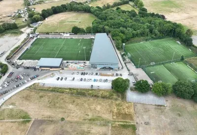 Toàn cảnh sân vận động Hayes Lane nhìn từ trên cao, thể hiện quy mô và cấu trúc của sân nhà Bromley FC