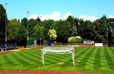 Toàn cảnh sân vận động Hornchurch với đường chạy điền kinh và khán đài