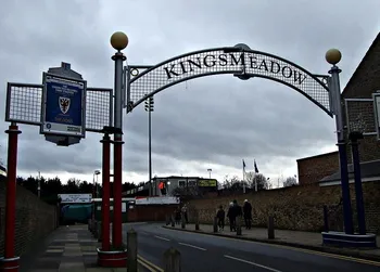 Toàn cảnh sân vận động Kingsmeadow, sân nhà của AFC Wimbledon và Chelsea Nữ